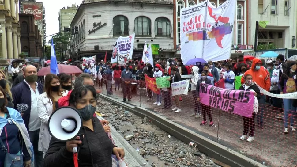 EL DESCONTENTO SE HIZO OIR. Ni la lluvia ni los escombros impidieron a los docentes manifestarse ayer frente a la Casa de Gobierno.  la gaceta / foto de Alejo Armanini 