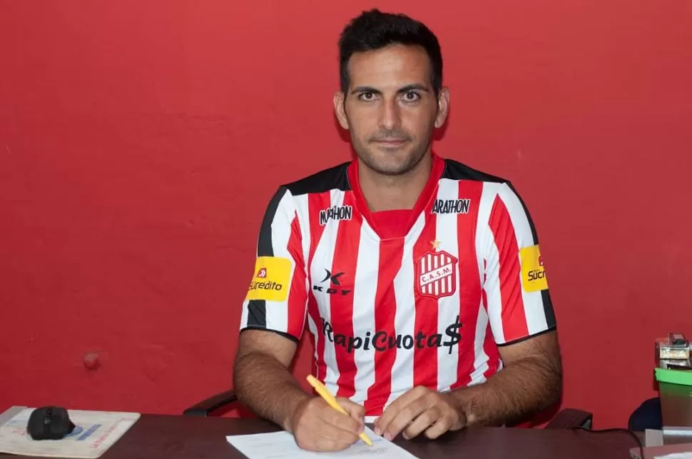 PUSO LA FIRMA. El mediocampista Matías Ballini, tras tener dos etapas en Atlético, cruzó de vereda y disputará la Primera Nacional con los colores de San Martín. prensa casm