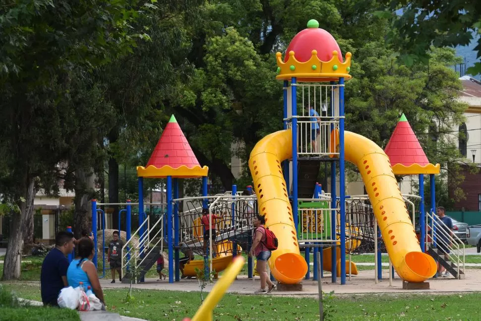 RENOVADA. Juegos infantiles y espacios familiares en una plaza nueva.