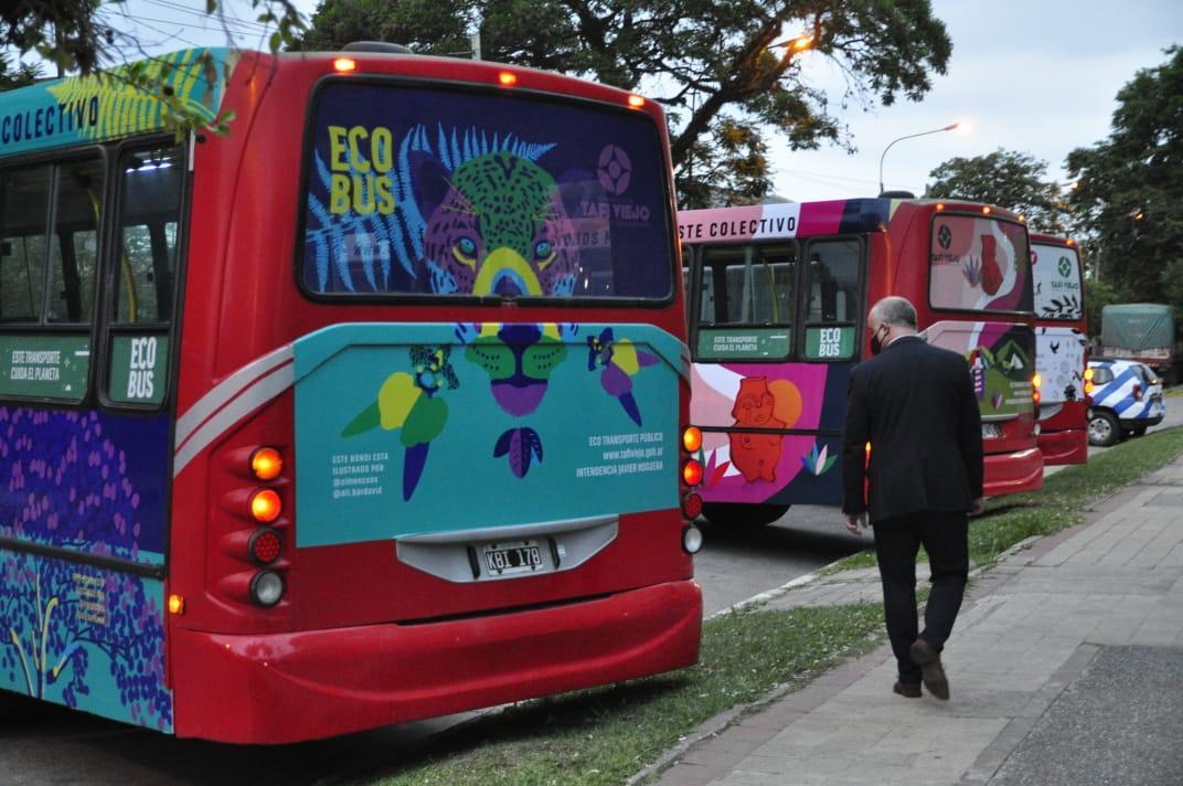 ANTES DE LA INAUGURACIÓN. El intendente Noguera inspecciona las unidades de 