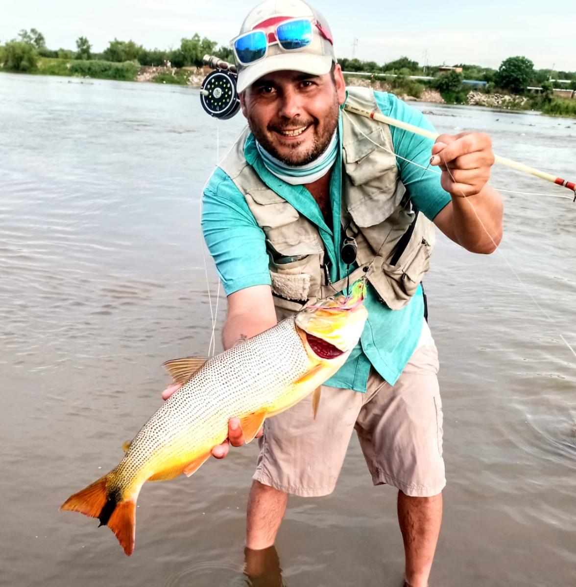 BUENA CAPTURA. Ezequiel “Filósofo” Mira posa con el ‘doradillo’ que capturó en Termas.