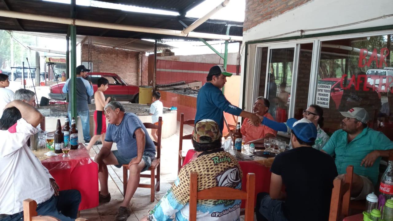 DESCANSO. Los pescadores, al mediodía, se reúnen en un puesto de comida de la Feria de Artesanos de Termas.