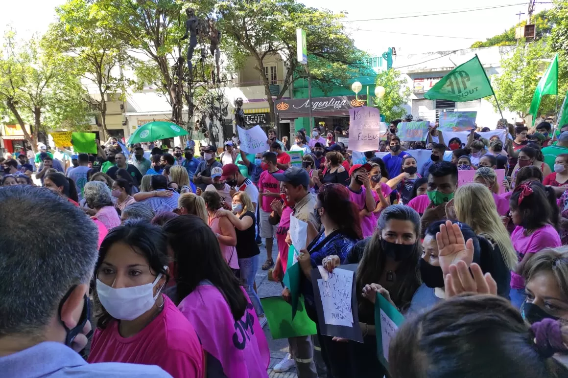 FRENTE AL CONCEJO DELIBERANTE. Protesta de vecinos en Tafí Viejo.