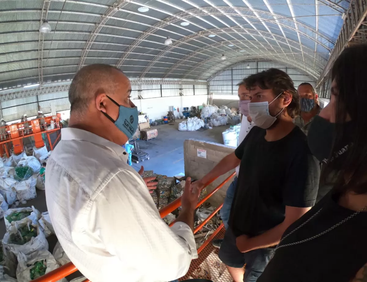 TAFÍ VIEJO. Noguera recibió a Grabois y recorrieron el centro de reciclaje y otros emprendimientos municipales. 