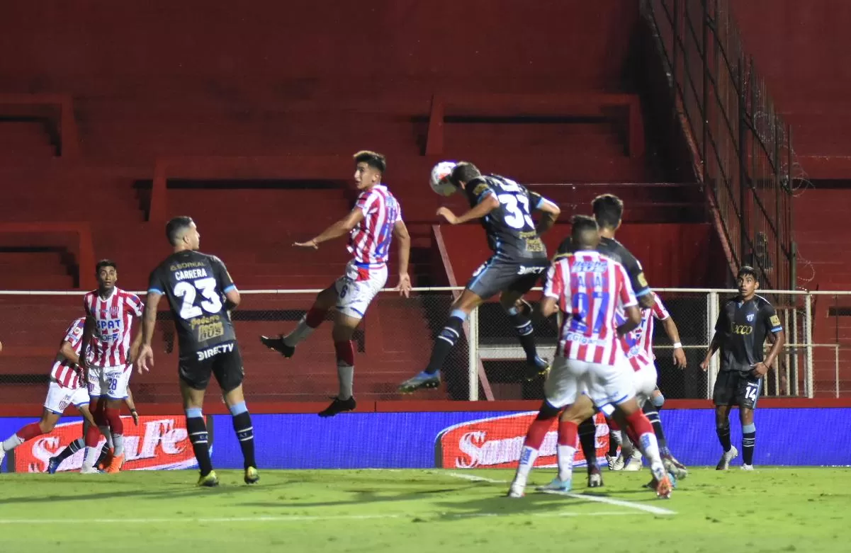 DEBUT Y GOL. Vergini metió un cabezazo que terminó en el fondo de la red. FOTO DE FERNANDO CRESPI (ESPECIAL PARA LA GACETA)