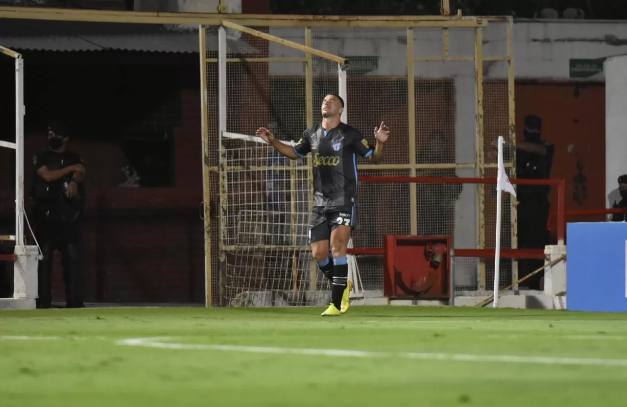 FESTEJO. Carrera marcó el primer gol de Atlético en el torneo. FOTO DE FERNANDO CRESPI (ESPECIAL PARA LA GACETA)