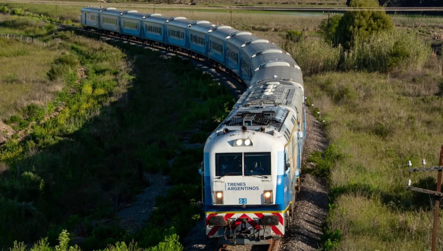 EL RECORRIDO. Para unir Tucumán con Buenos Aires, la formación se detiene en 14 estaciones.