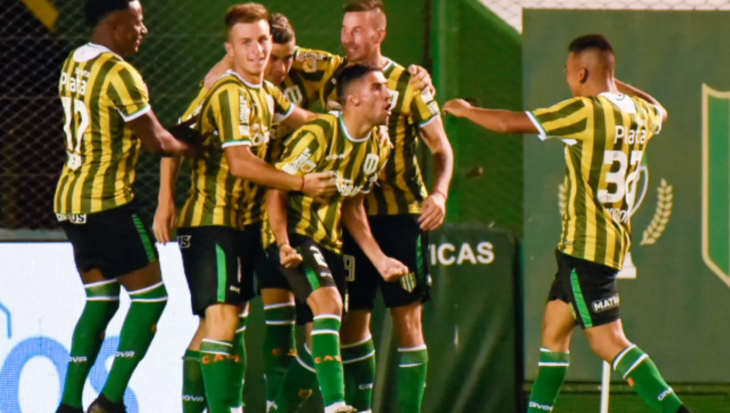 FESTEJO. Los jugadores de Banfield celebraron la conquista de Galoppo, que selló el triunfo.