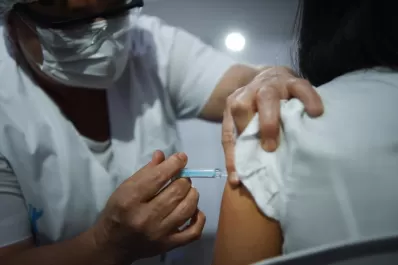 Reiniciarán las vacunaciones con mayores de 70 años