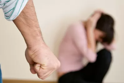 Dictan prisión preventiva para un hombre acusado de atacar brutalmente a su pareja