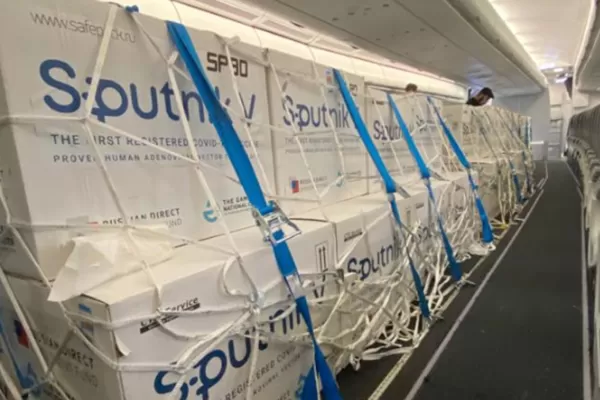 Llega de Moscú el vuelo de Aerolíneas que trae un nuevo cargamento de Sputnik V