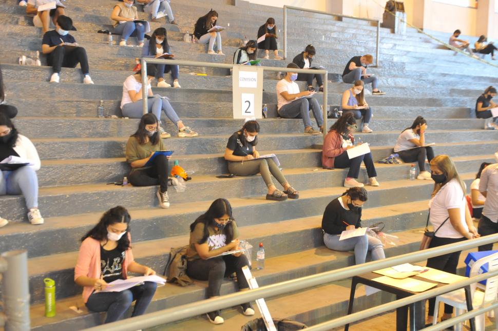 EN LA TRIBUNA. Algunos ingresantes debieron rendir en las gradas.  