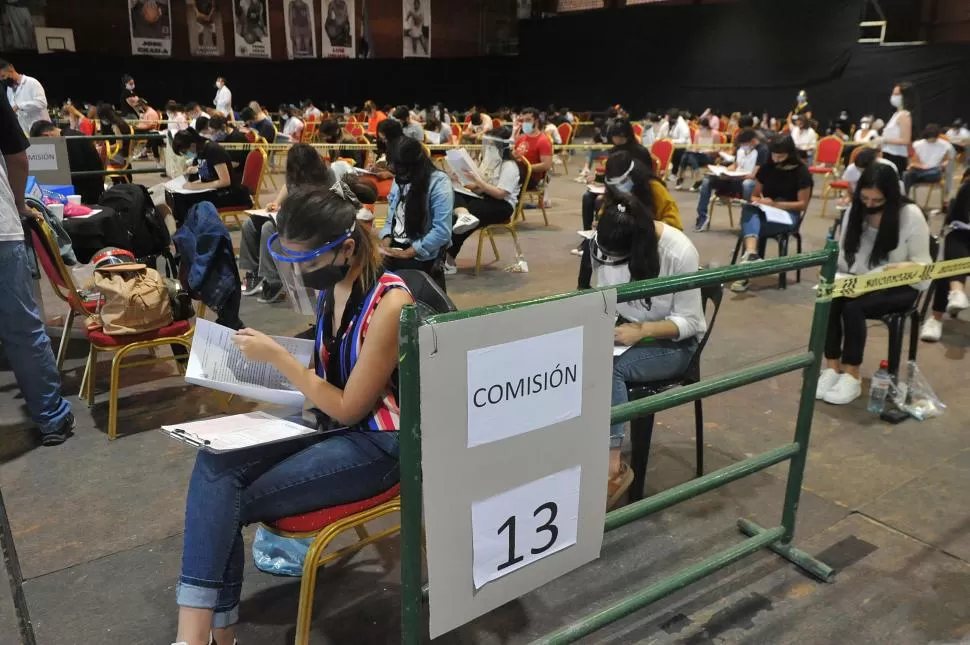 CONCENTRACIÓN. Los aspirantes, distanciados, miran ensimismados sus exámenes y piensan las posibles respuestas. la gaceta / fotos de antonio ferroni