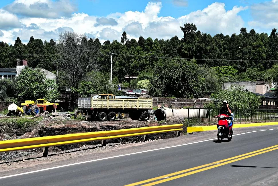 OBRAS. Una tormenta había roto el puente y debieron hacer uno nuevo.  