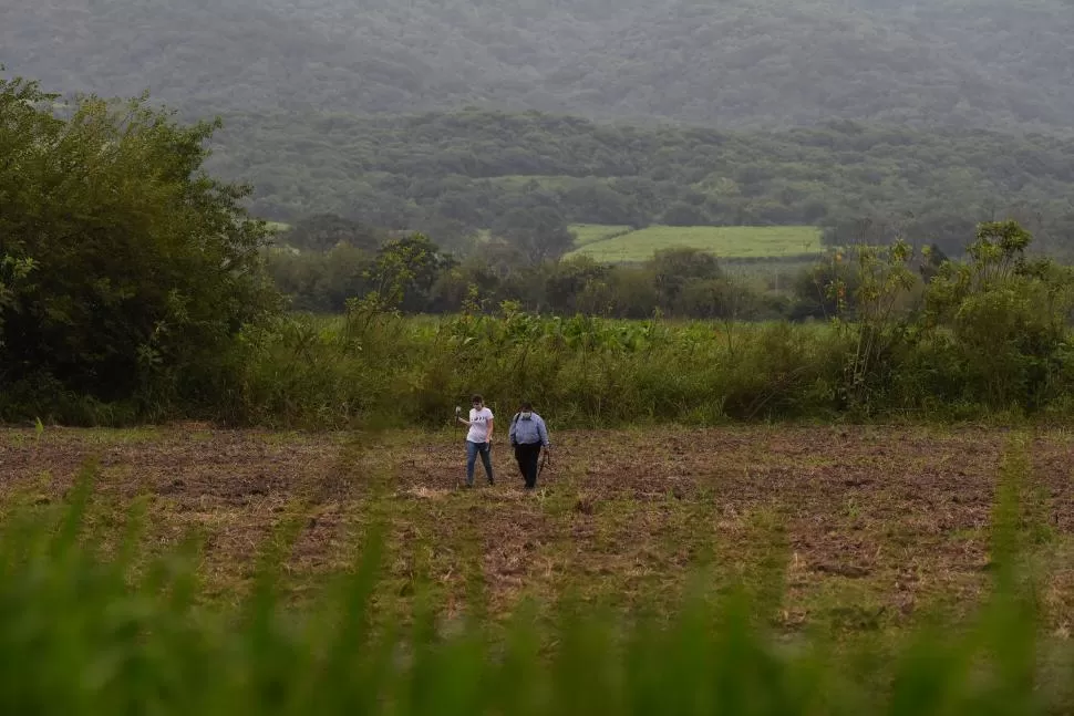 TRABAJO. Los peritos analizan la escena del crimen de Lules. la gaceta / foto de DIEGO ARAOZ 