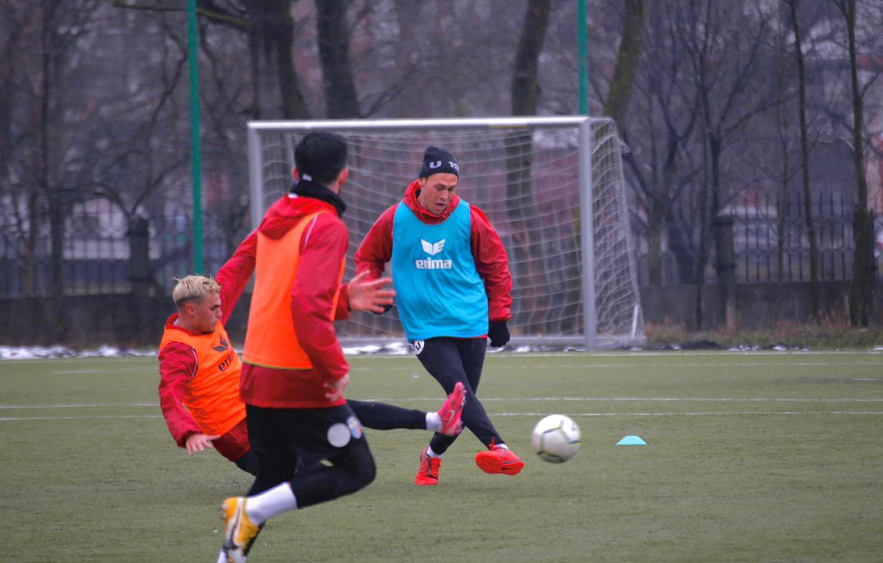 A MOVERSE. Lucas Chacana, en un entrenamiento en Universidad Cluj, en Rumania.