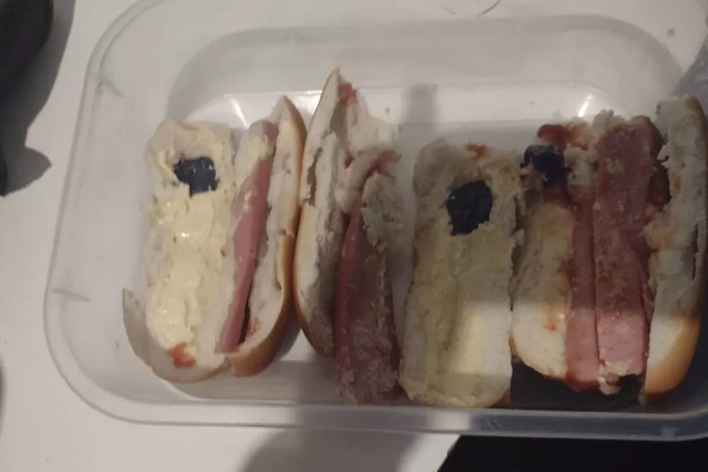 TRES BOCHITAS. Las bolsitas con marihuana, ocultas en los panchitos. Ministerio de Seguridad