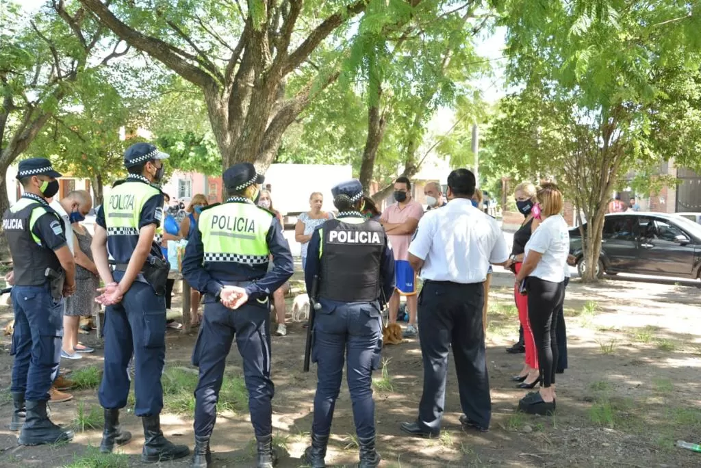 REUNIÓN CON LOS VECINOS. En post de mayor seguridad en barrio Parque Sur.