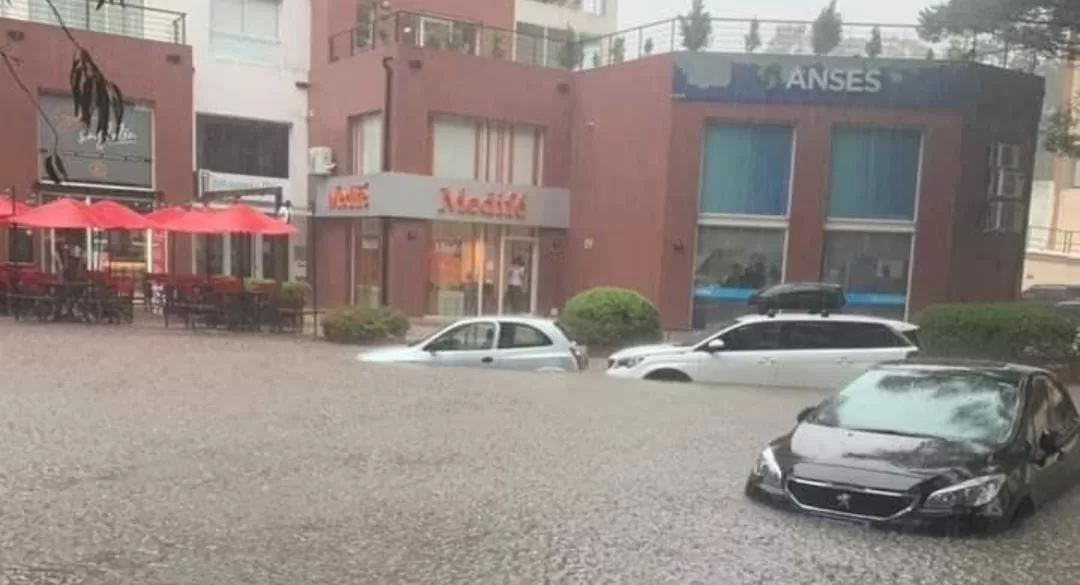 Así quedó Pinamar: calles anegadas y decenas de autos sufrieron daños luego del temporal