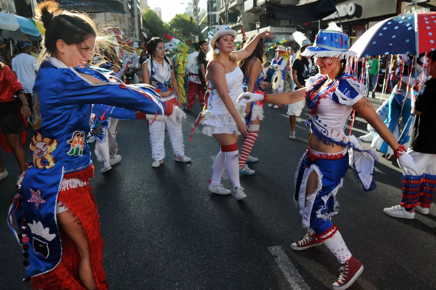 CAMBIO DE HÁBITO. La pandemia impide que se hagan los corsos callejeros. 