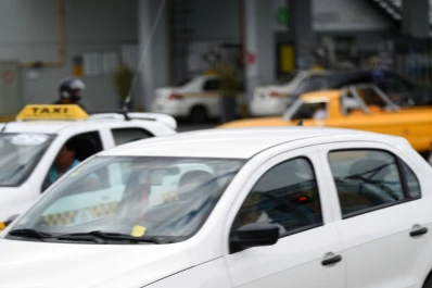 Los baches de un asfalto que añora mejores épocas