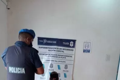 Un ladrón sin brazos ni piernas intentó robar una cartera, quiso huir y lo atraparon