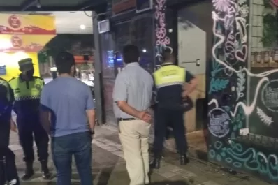 Aglomeración en una cervecería: la Policía detectó que adentro había 150 personas
