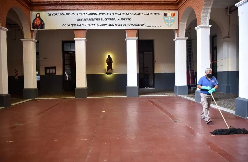 sAGRADO cORAZÓN El colegio se limpia todos los días, a pesar de que ni los alumnos ni el personal concurren al establecimiento desde hace 11 meses. Todo se realiza hasta ahora de manera virtual, hasta las inscripciones y las entrevistas a padres. la gaceta / foto de Ines Quinteros Orio