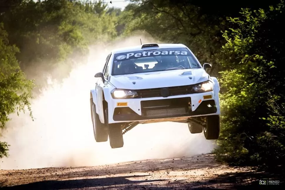 SALTO II. El Mitsubishi Lancer Evo IX que tripulan Tomás García Hamilton y el santiaueño Luis Catálfamo terminó primero en la carrera de la clase RC2N.  