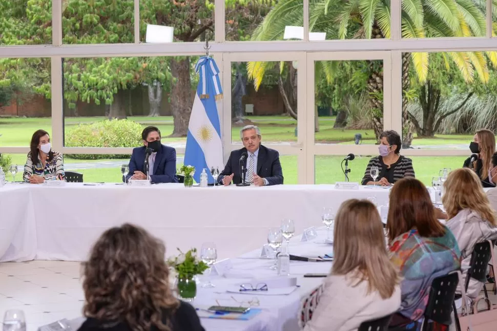 Postal de la reuniónEn la foto se ve al ministro Nicolás Trotta, al lado del presidente Alberto Fernández. En la concurrida reunión, asistieron ministros de educación de todas las provincias, junto con personalidades destacadas de la ciencia argentina. 