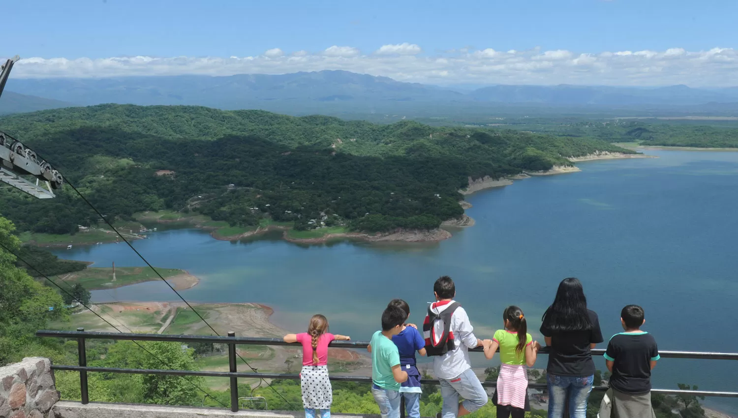 EL CADILLAL. El dique es uno de los lugares más visitados por los tucumanos durante los fines de semana.