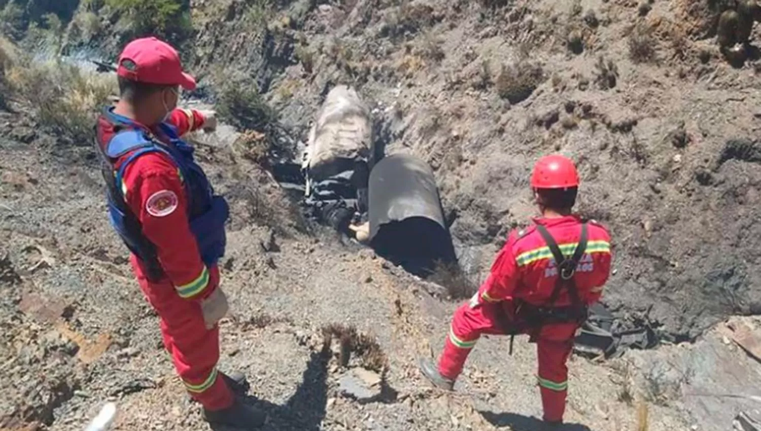TRAGEDIA. El camión se desbarrancó y explotó a poco más de 30 kilómetros de llegar a destino.