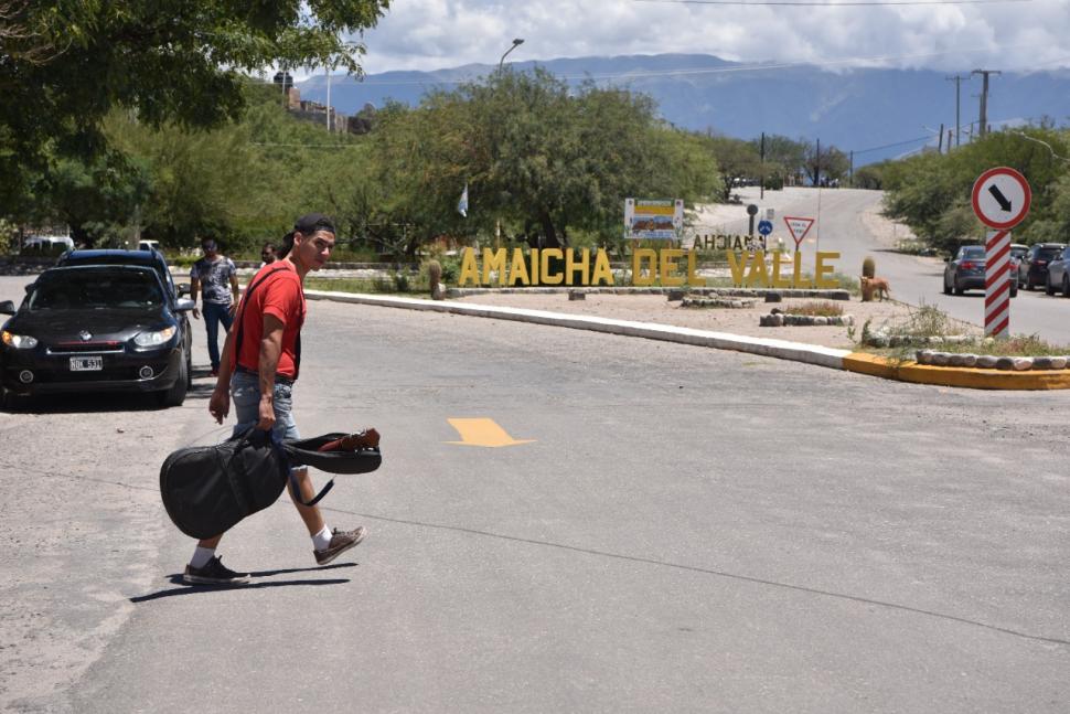 UN GUITARRERO AL PASO. Se vieron pocos a lo largo del sábado.