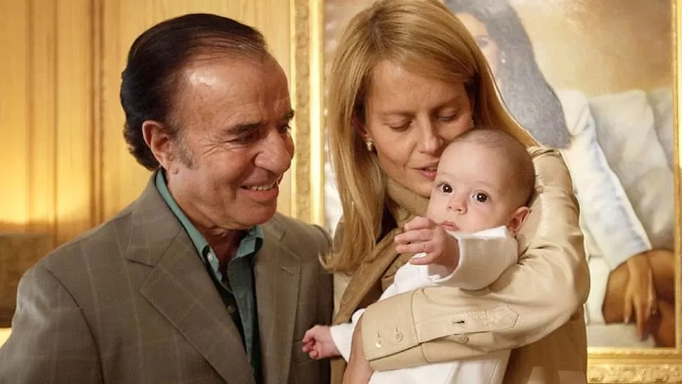 TIEMPOS FELICES. Menem y Bolocco, cuando su hijo Máximo era un bebé. FOTO TOMADA DE DIAADIA.COM.AR