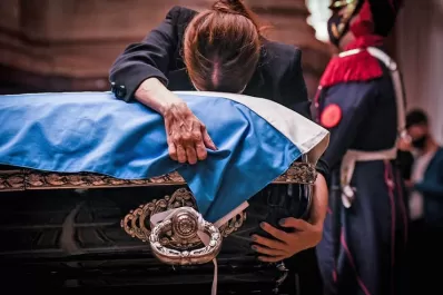 Tras el velatorio, trasladan el cuerpo de Carlos Menem al cementerio islámico