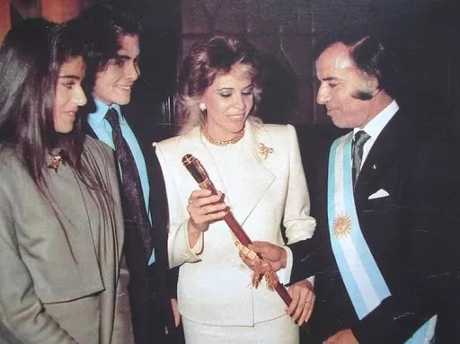 EN 1989. Zulema Yoma sostiene el bastón de mando junto a Menem, luego de la asunción en el Congreso.