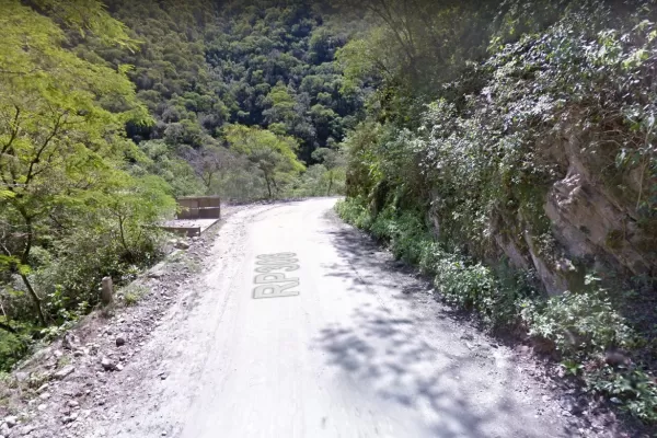 Video: rescatan a dos motociclistas que cayeron por un precipicio en Escaba