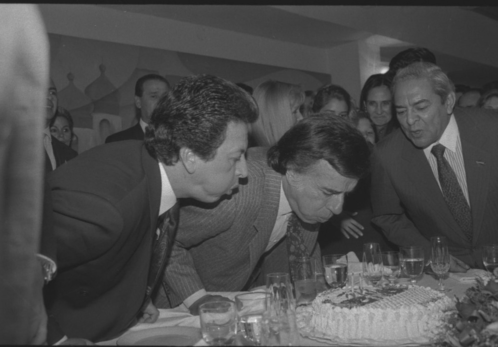 SOPLANDO VELITAS. Se unen el gobernador Ortega, Menem y el ministro Erman González. 