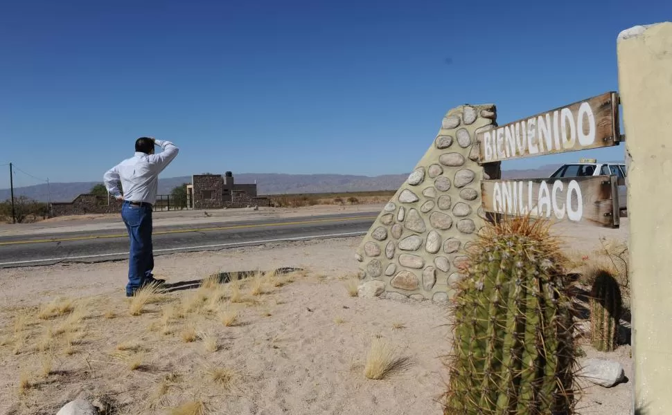 LA BIENVENIDA JUNTO A LA RUTA. Así es la entrada a Anillaco, el pueblo en el que nació Menem y donde su impronta se descubre a cada paso. la gaceta / foto de osvaldo ripoll