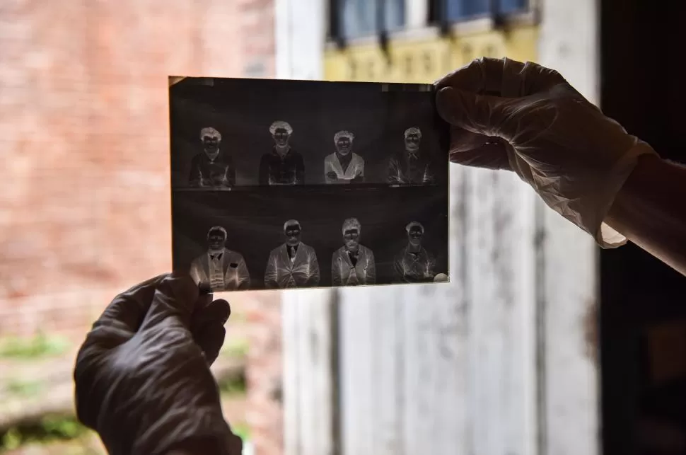 EXPOSICIÓN DE NEGATIVOS. La película muestra a quienes presumiblemente eran trabajadores de los talleres taficeños.  