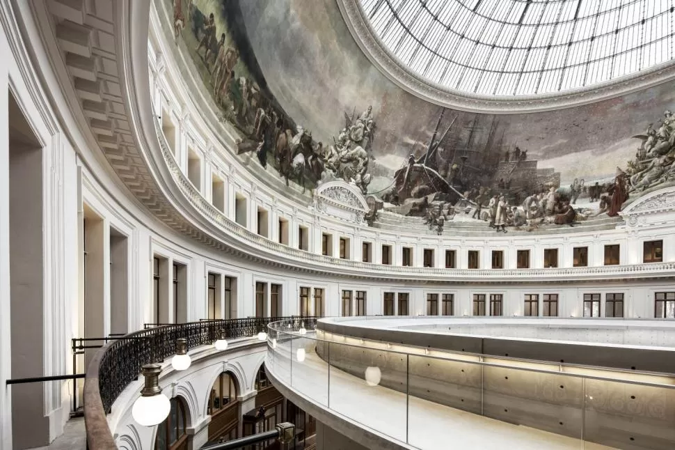 CON ESTILO MINIMALISTA. El edificio de la Bolsa de Valores de París se reconvirtió en un espacio contemporáneo con la colección Pinault.  