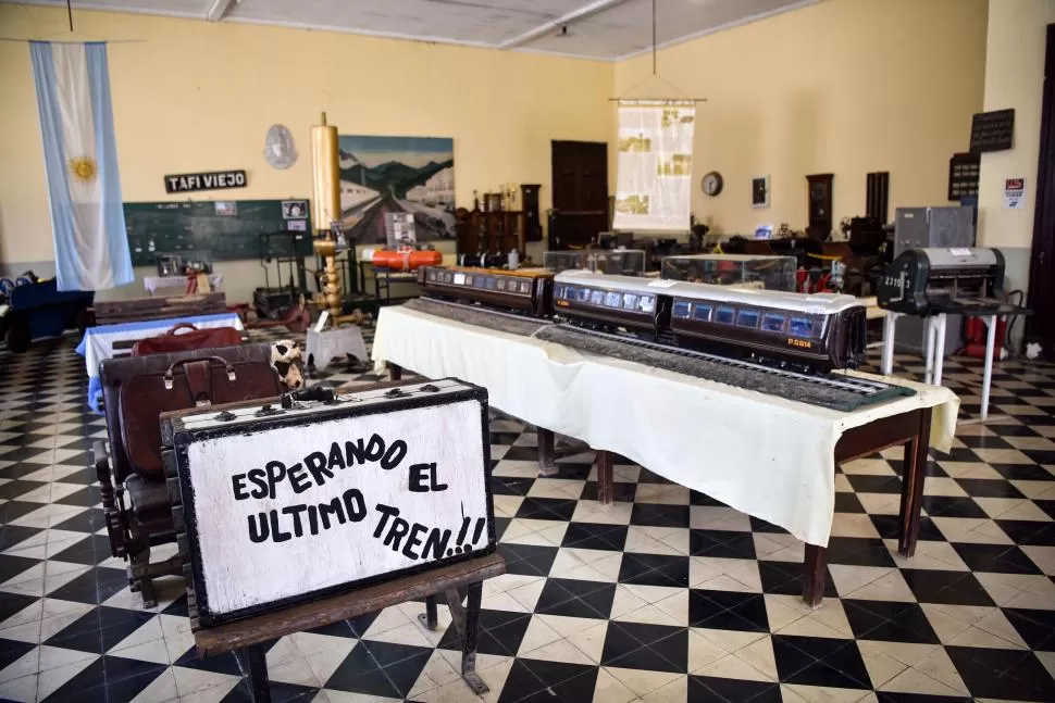 MAQUETAS Y MODELOS A ESCALA. Equipajes, carteles, modelos, máquinas y todo tipo de objetos vinculados a la actividad ferroviaria forman parte del acervo del Museo Ferroviario. la gaceta / fotos de Ines Quinteros Orio