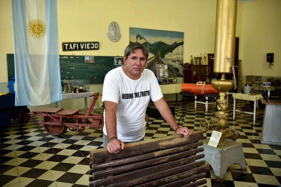 EN LA SALA DEL MUSEO. Antonio Martínez posa junto a algunos de los objetos de la institución.  