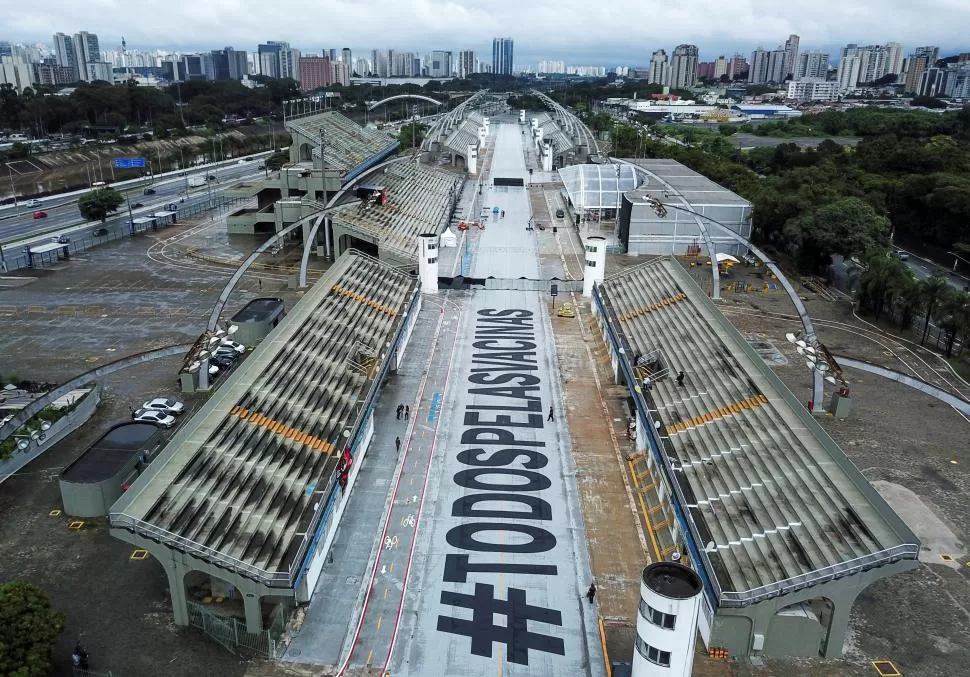 SAMBÓDROMO. En Río de Janeiro, la campaña de apoyo a las vacunas reemplazó a las scolas do samba. reuters 