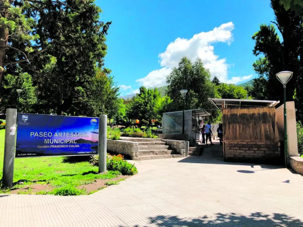 EN LA PLAZA PRINCIPAL. Frente a la Municipalidad se concentran los que ofrecen distintas artesanías.  