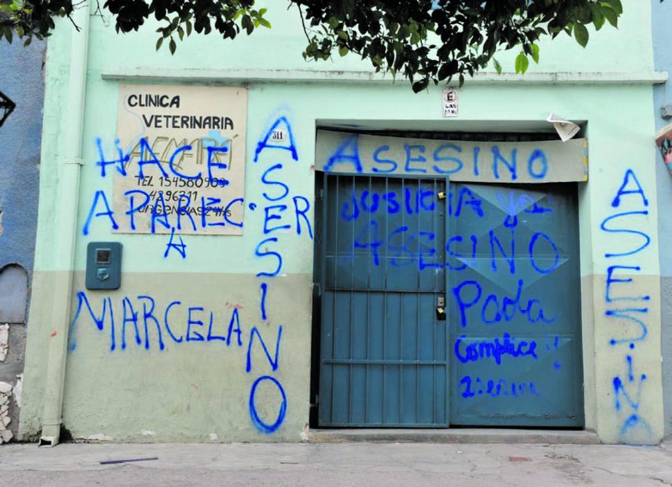 La veterinaria que tenía Luis Corral, en Villa Amalia, junto a Marcela Chiaro.