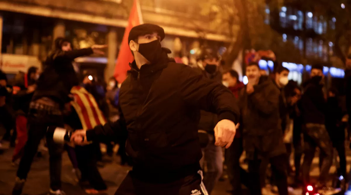 EN BARCELONA. Manifestantes y seguidores del rapero Hasel protestaron en las calles de Catalunya. 