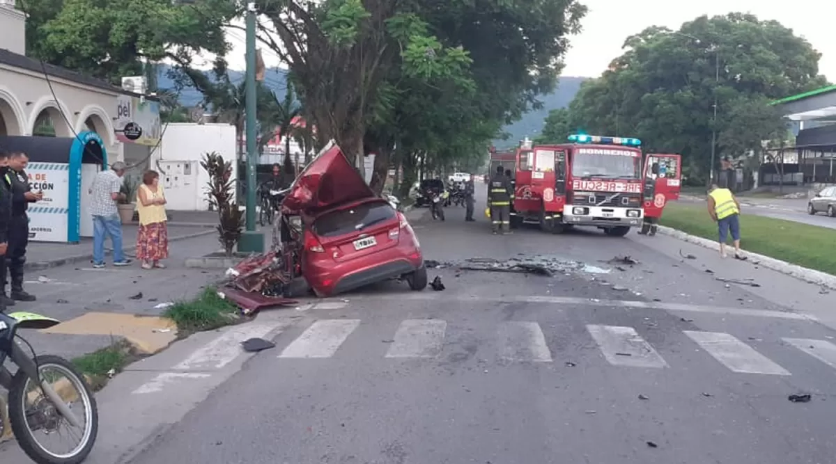 TRÁGICO AMANECER. Los bomberos en el lugar del accidente.