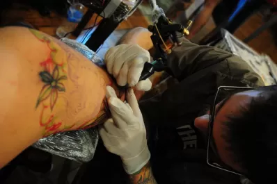 ¿Qué hacer si tu hijo te plantea teñirse el pelo, hacerse un tatuaje o ponerse un piercing?