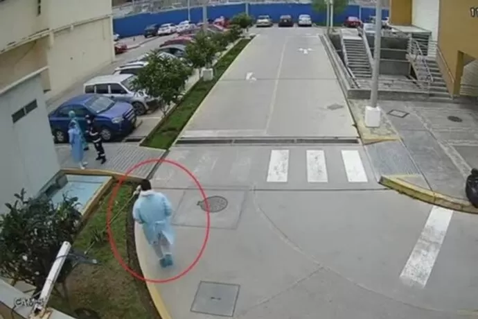 EN PERÚ. El policía avanza vestido como si fuese un médico del hospital.